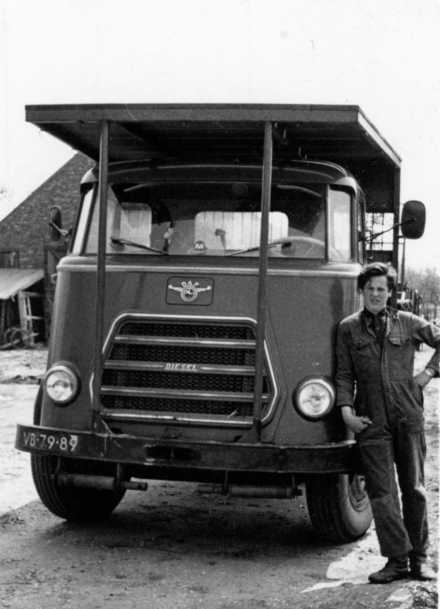 Ad van Wijk mit dem ersten neu erworbenen Lkw des Unternehmens